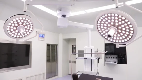 Lampada chirurgica a LED senza ombre sul soffitto della sala operatoria dell'ospedale